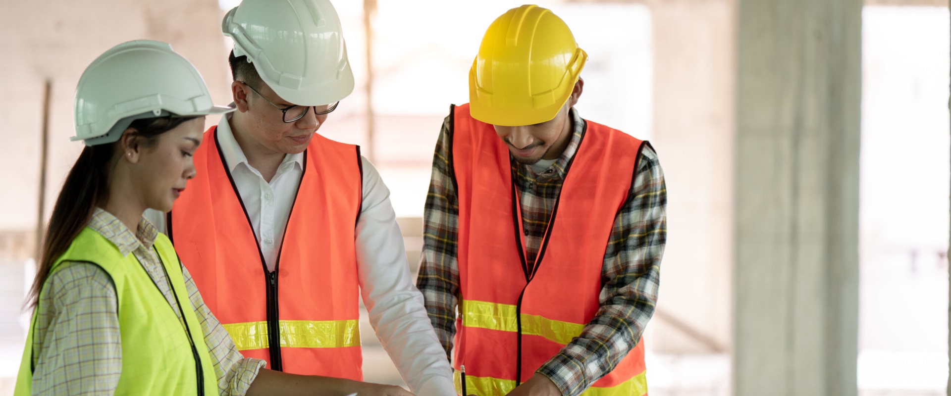 What are the major responsibilities of a construction engineer?